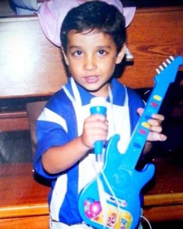 Eddie Ferreira com sua primeira guitarra de brinquedo da vida.
