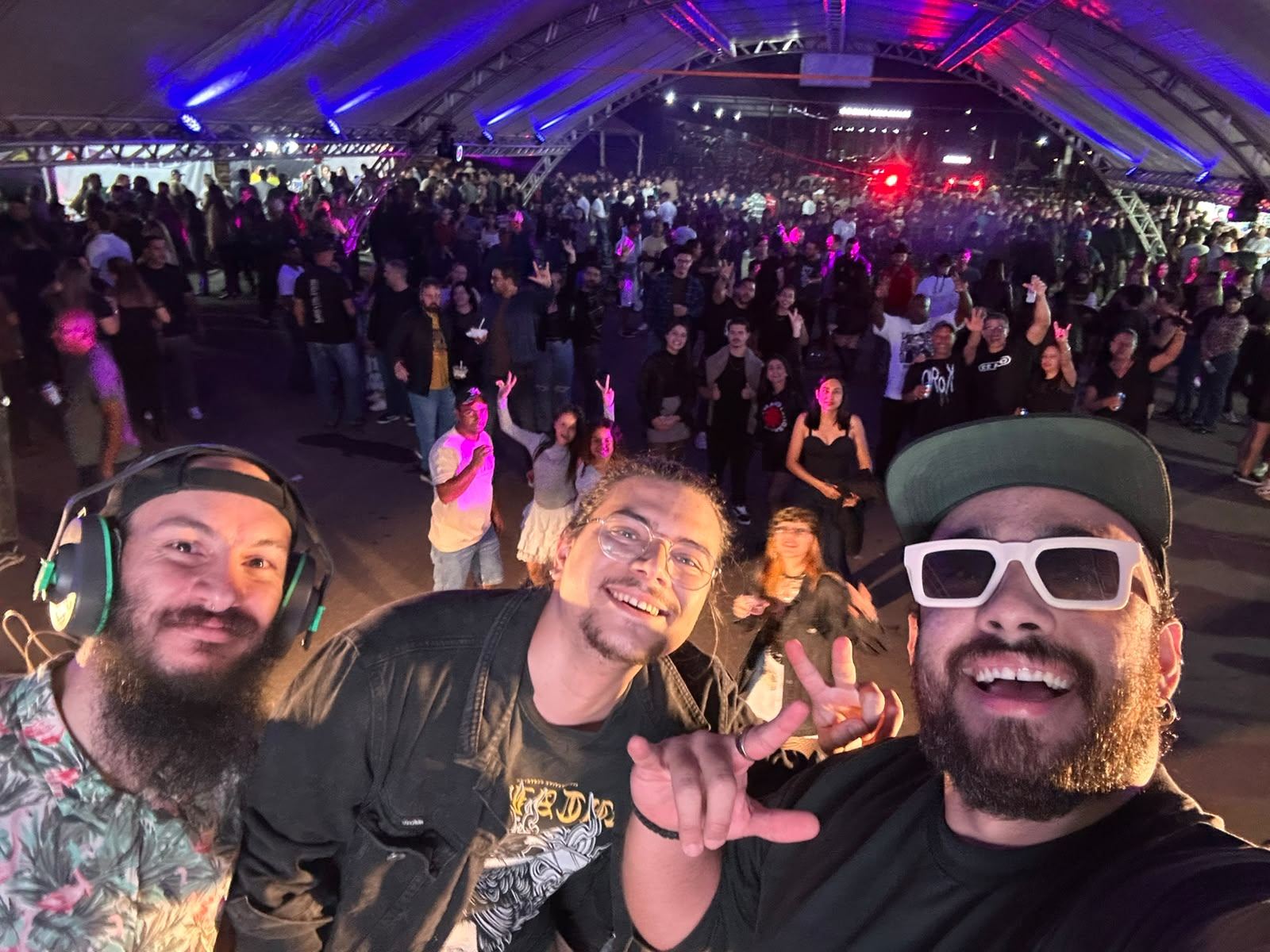 Black Jelly após a apresentação em Botelhos, com o público ao fundo