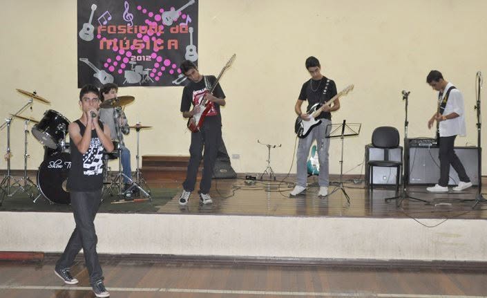 Eddie Ferreira tocando durante o Festival de Música de 2012