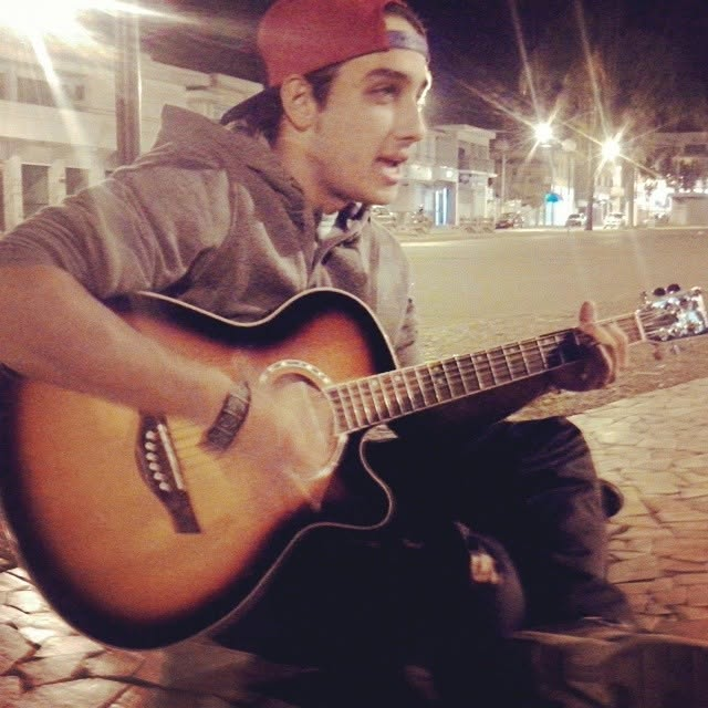 Eddie Ferreira tocando e cantando com amigos em 2014