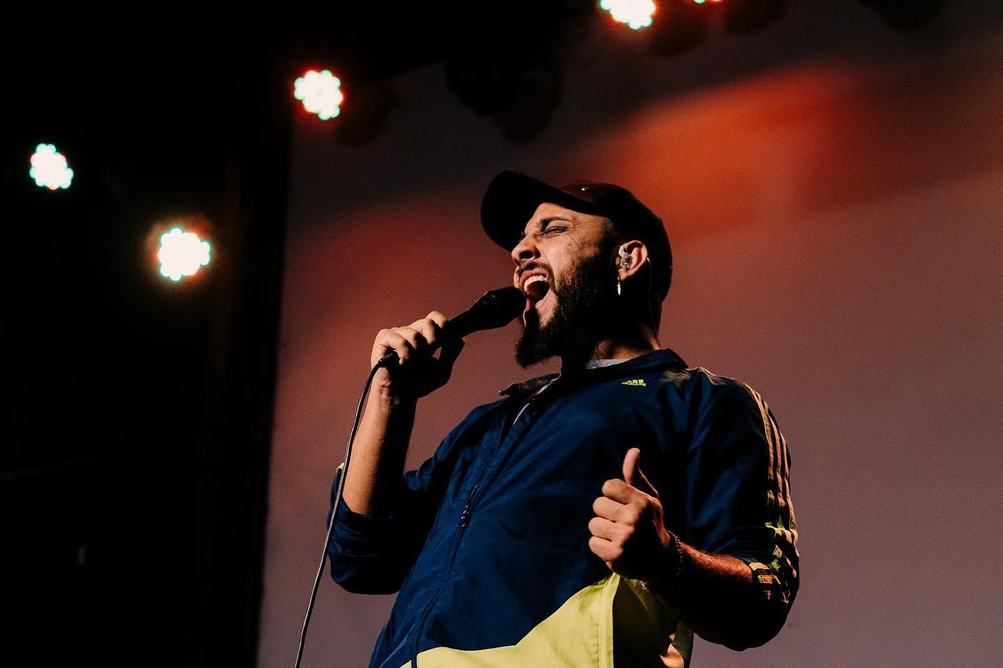 Eddie Ferreira cantando ao vivo